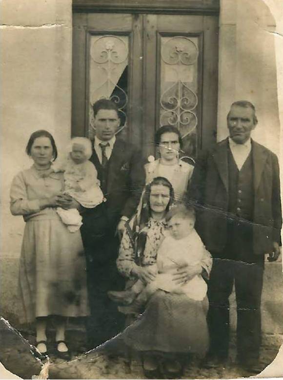 1936 1936 - Família Fernandes: Em pé - Minha avó com meu tio ao colo, meu avô, minha tia avó, meu bisavô. Sentada: minha bisavó com meu pai ao colo.