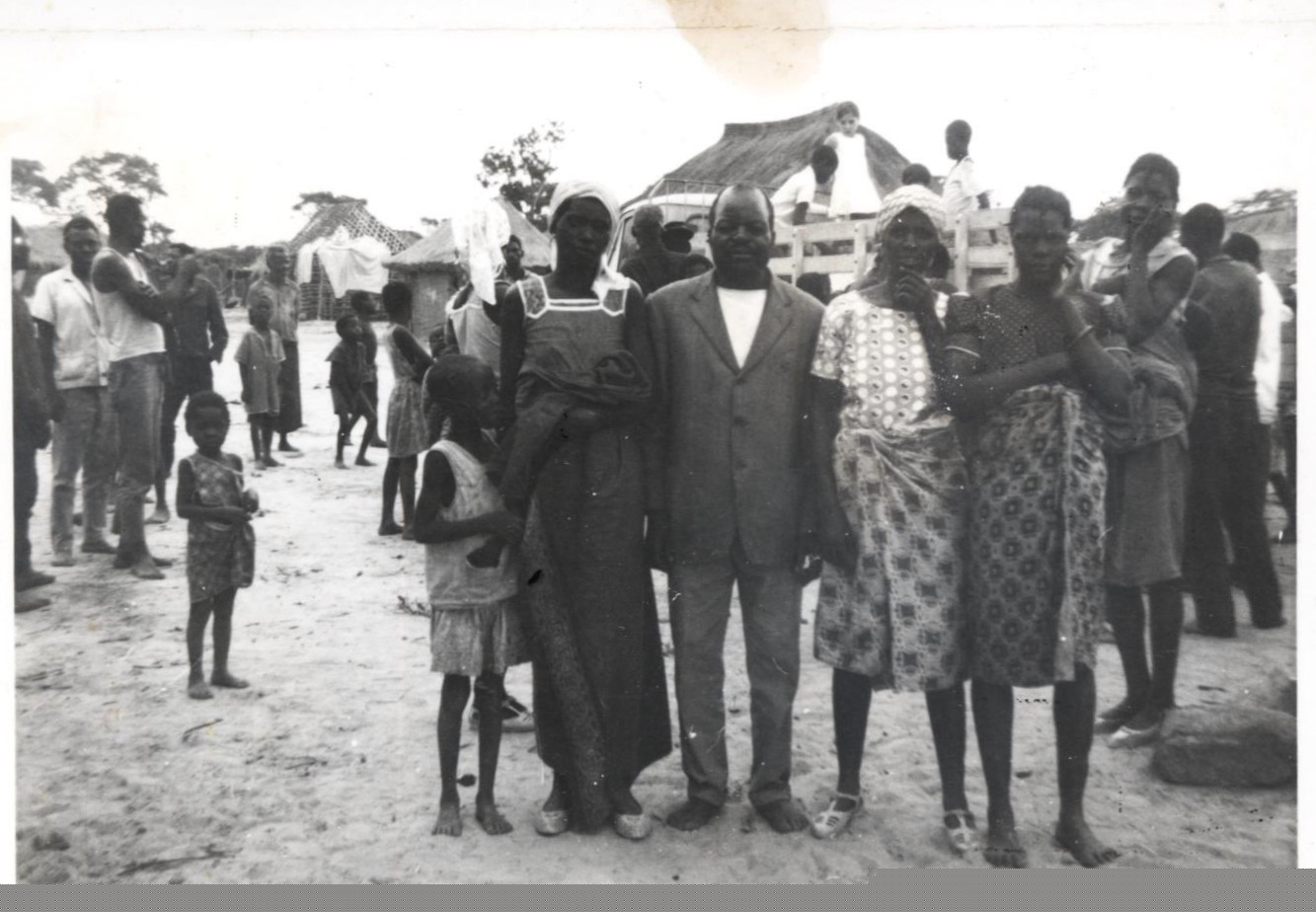 1968 1968 - Angola, cidade de Serpa Pinto. O camião ao fundo é do meu pai, que deve ter sido o fotógrafo, e a menina branca no camião é a minha irmã mais velha com 6 anos.