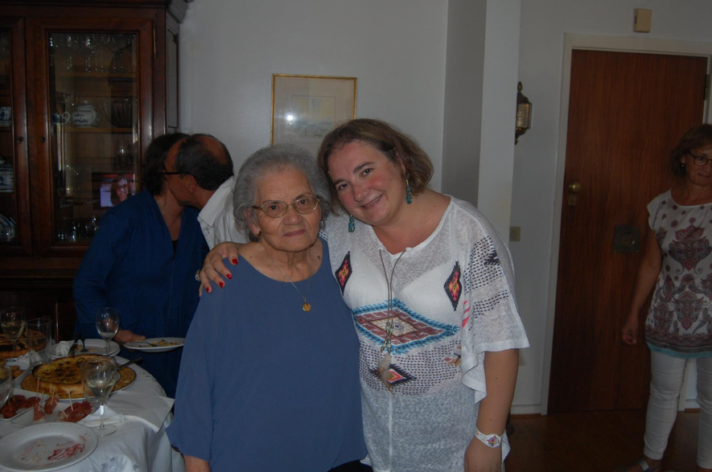 Ana Paula, à direita, e a dona do álbum, Dona Maria de Lurdes