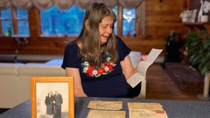 Após 80 anos, cartas de amor da Segunda Guerra Mundial encontradas em casa antiga são devolvidas à filha do casal