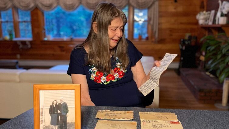 Após 80 anos, cartas de amor da Segunda Guerra Mundial encontradas em casa antiga são devolvidas à filha do casal