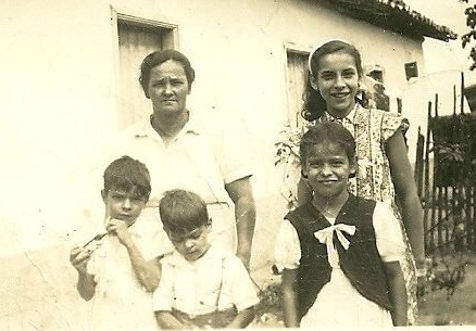 Avó de Damaris, com seus filhos (arquivo pessoal)