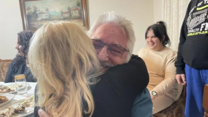 A odisséia de 12 anos do adotado nascido na Grécia termina em alegre reencontro com a família biológica