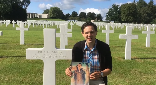 Eu me tornei o primeiro membro da família a visitar o túmulo de um herói da segunda guerra mundial graças ao MyHeritage Search Connect™