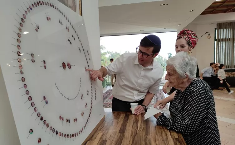 Comemoramos o 100º aniversário da vovó com um Gráfico Sol do MyHeritage de seus mais de 140 descendentes