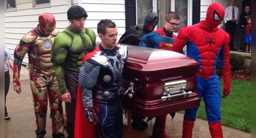 Super-heróis no enterro de um garotinho