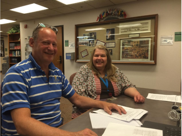James M. Beider com Baerbel Johnson do FamilySearch, na Livraria da História da Família em Salt Lake City, EUA.
