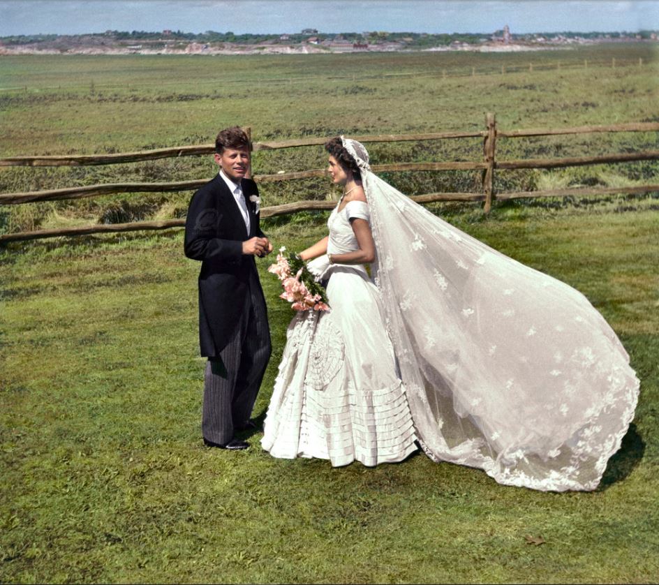 John F. Kennedy com Jacqueline Bouvier Kennedy no dia de seu casamento, 12/9/1953. Fonte: Biblioteca JFK