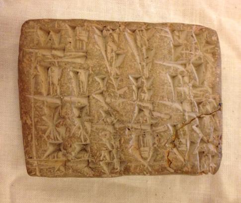 Tábua babiônica de cerâmica. Antes de 3.000 a.C., os babilônios produziam documentos arranhando símbolos no barro. Crédito Denver Public Library.