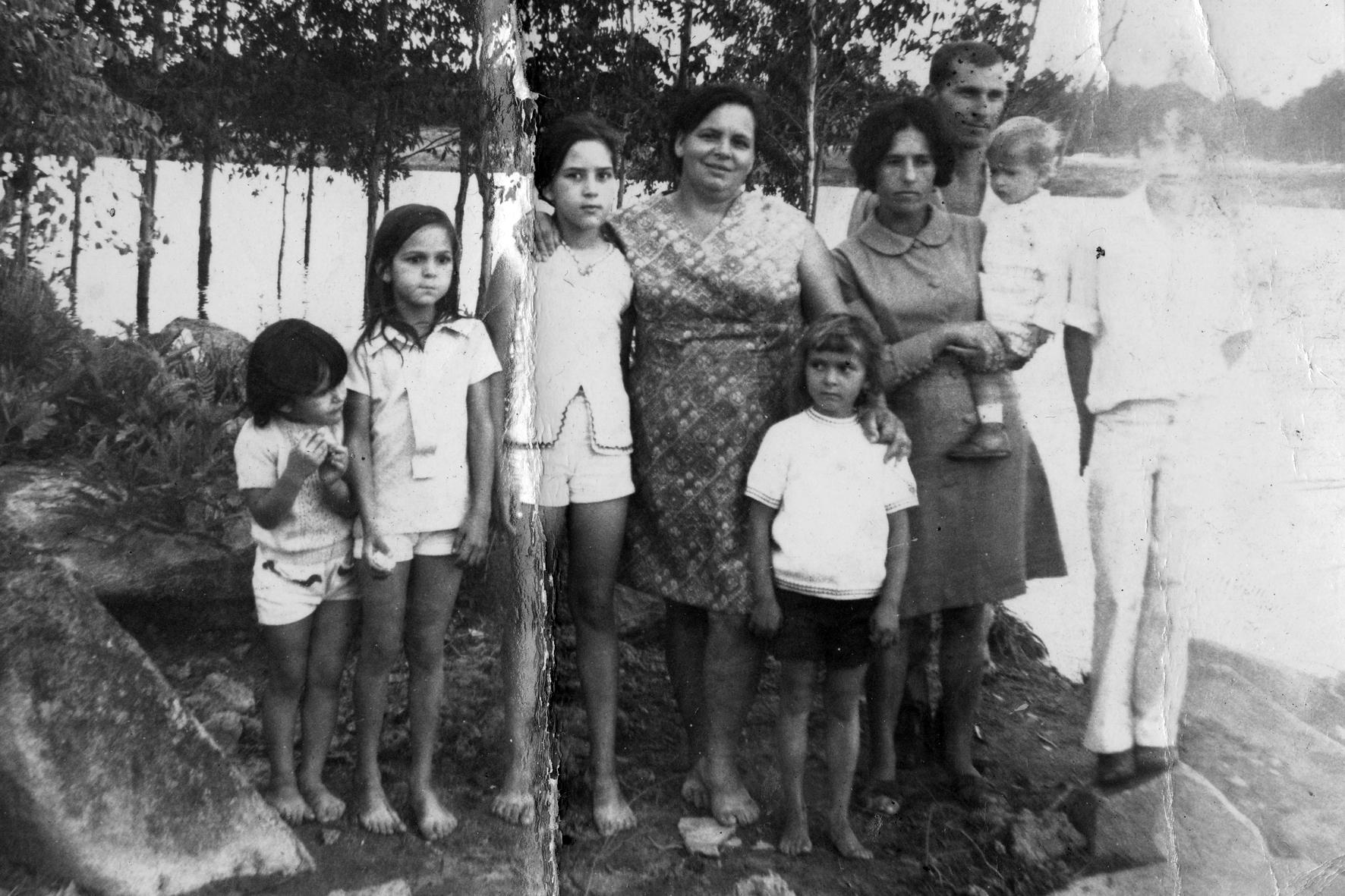 1974 1974 - Últimos momentos da Angola pacífica, em que ainda era possível fazer piqueniques a beira do Rio Cuando Cubango... eu, minhas irmãs, mãe, tios, primas e meu irmão.