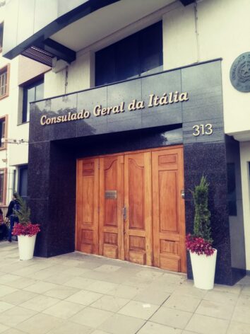 Uma das vias para solicitar a cidadania italiana e conseguir seu passaporte europeu é via Consulado da Itália no Brasil.